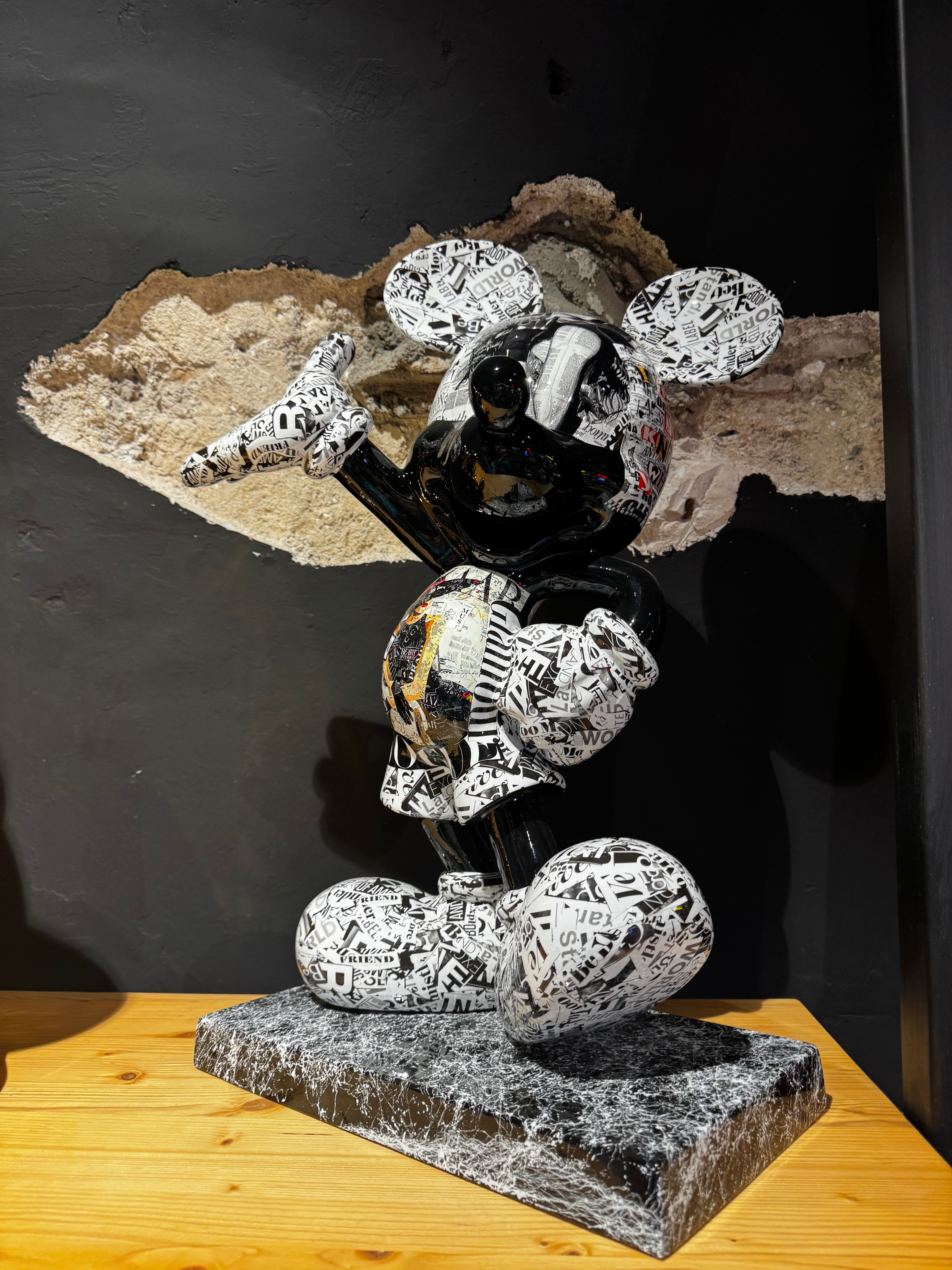 Mickey Pop News - Scultura Pop-Art in Resina e Papier-Mâché