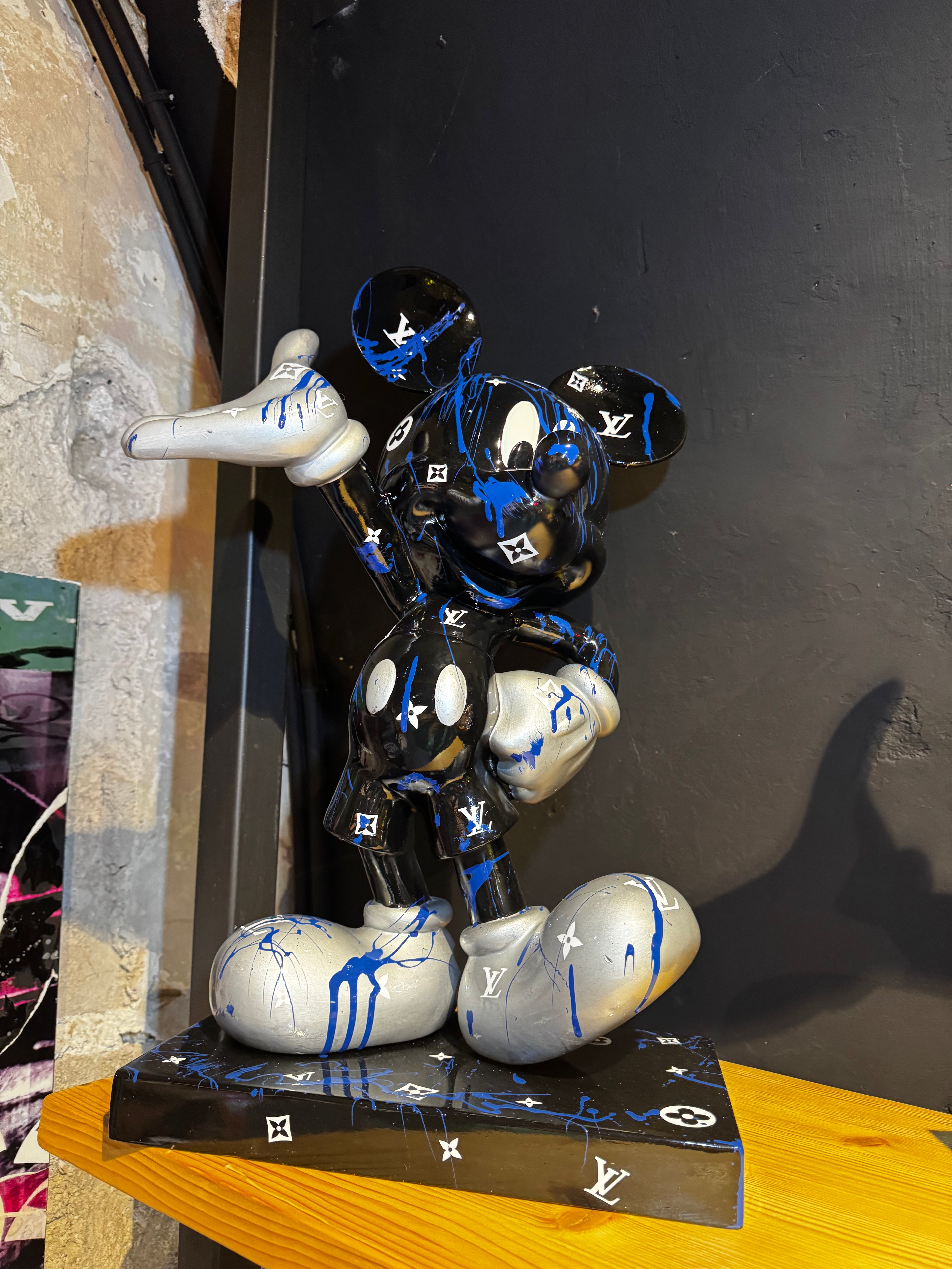 Mickey Mouse LV Drip – Scultura Pop-Art in Resina con Monogramma (Edizione Limitata)